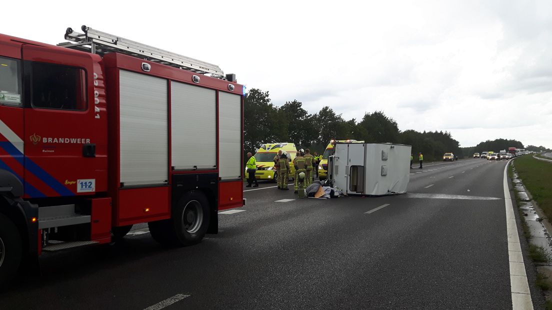 De camper belandde midden op de weg op zijn kant (Rechten: Persbureau Meter)