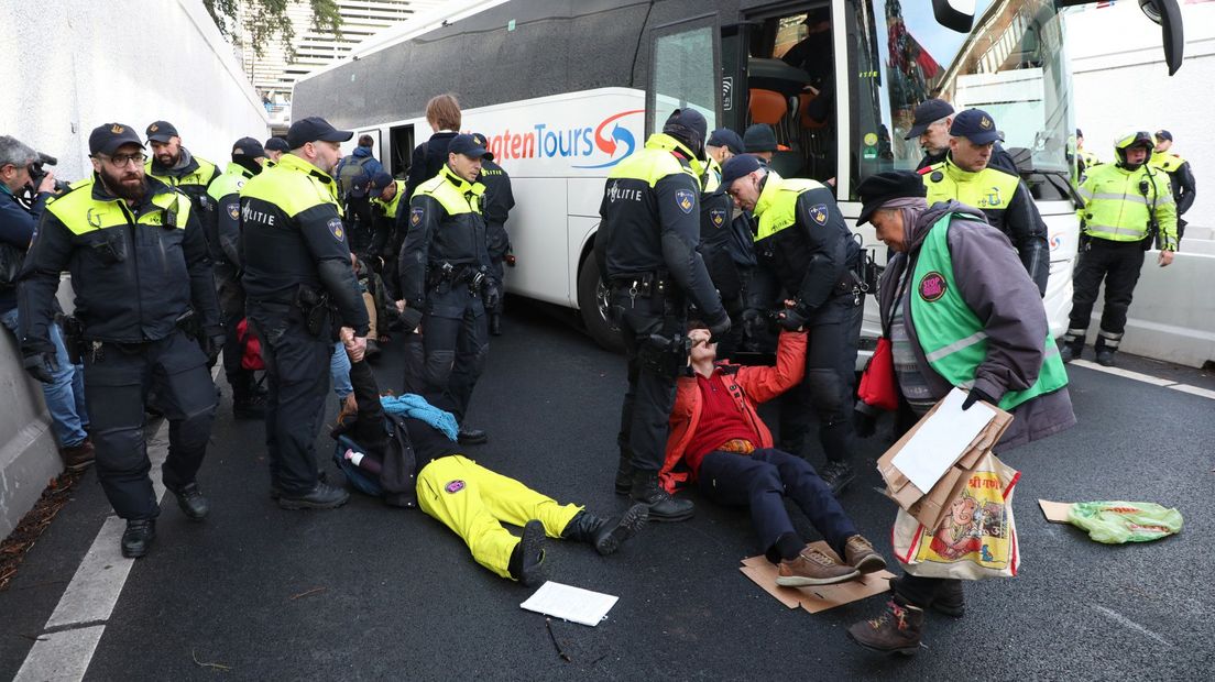 Demonstranten van Extinction Rebellion worden afgevoerd door de politie