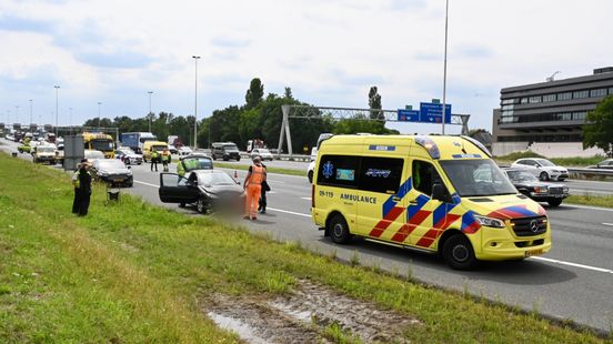Kop-staartbotsing op Haaksbergerstraat Enschede: auto zit onder de verf, weg deels afgesloten. Kop-staartbotsing op Haaksbergerstraat Enschede: auto zit onder de verf, weg deels afgesloten.