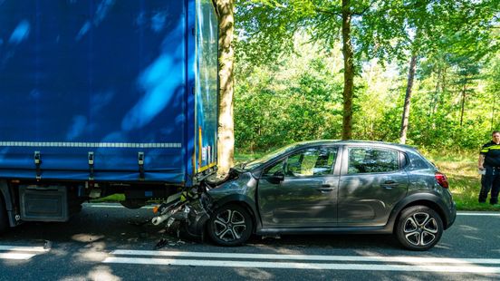 Auto botst op vrachtwagen, automobilist lichtgewond