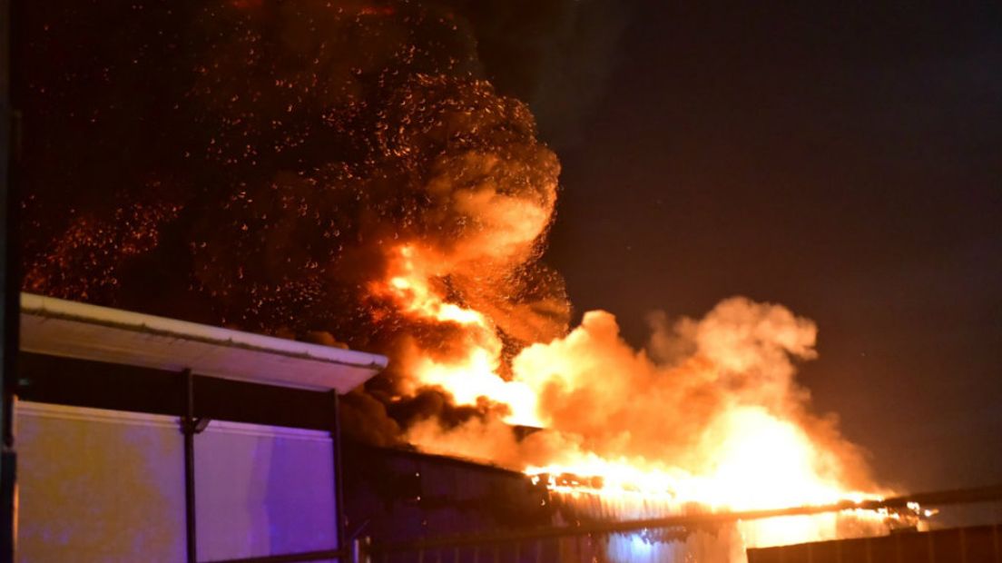 Het oude veilinggebouw in Nieuwegein staat in brand.