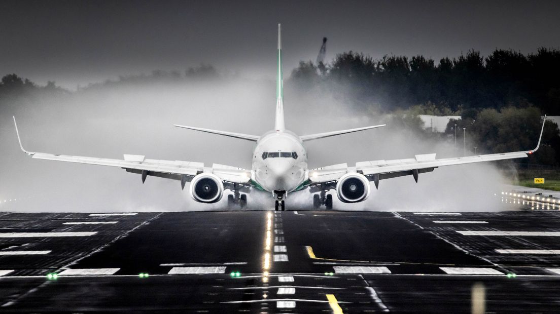 Een vliegtuig vertrekt vanaf Rotterdam The Hague Airport