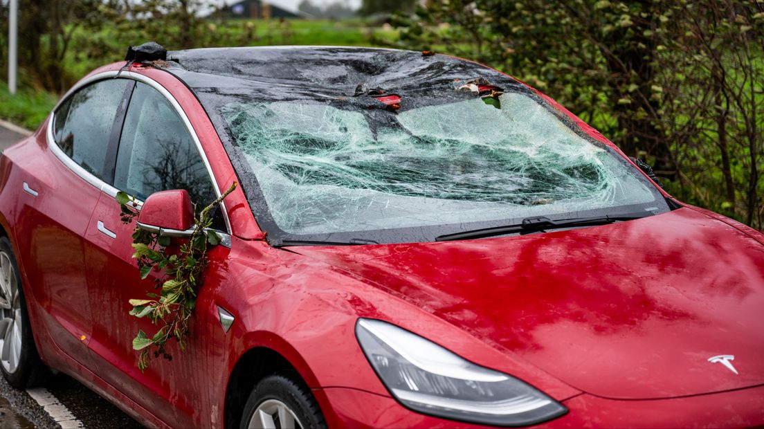 De schade aan de Tesla in Aarlanderveen