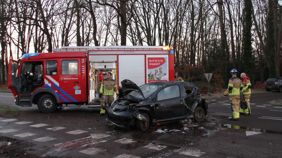 Auto raakt zwaar beschadigd bij eenzijdig ongeval op N741