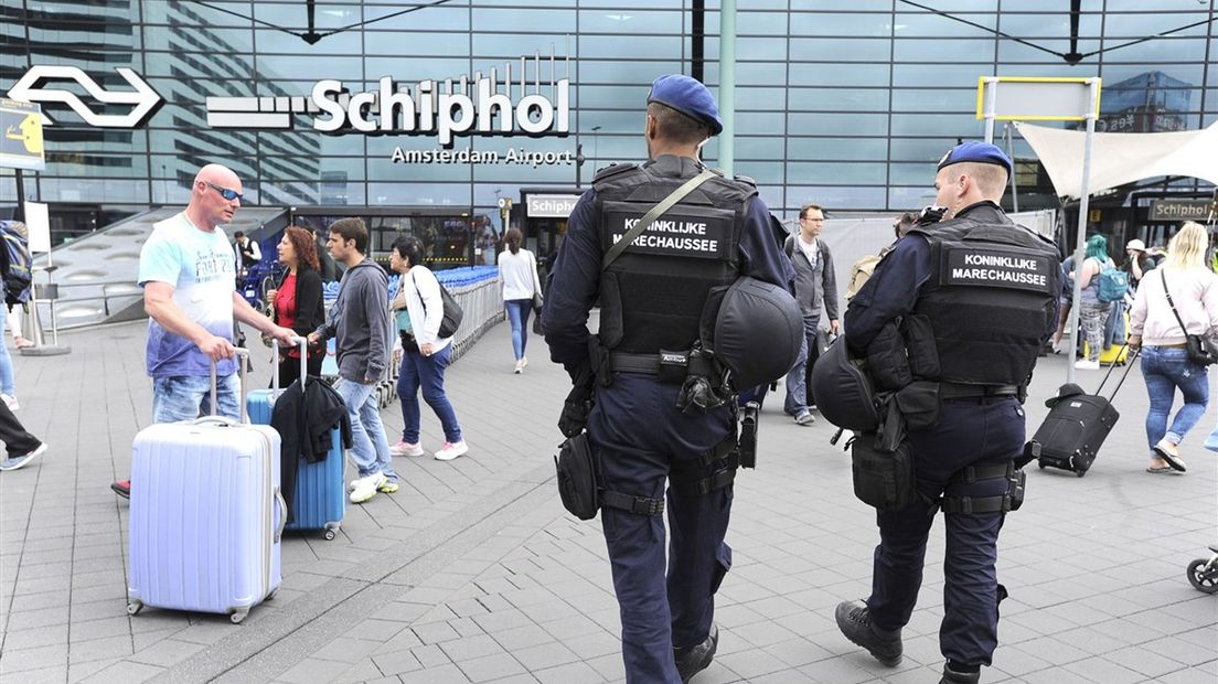 Leden van de Marechaussee voeren controles uit bij voertuigen rond de luchthaven.