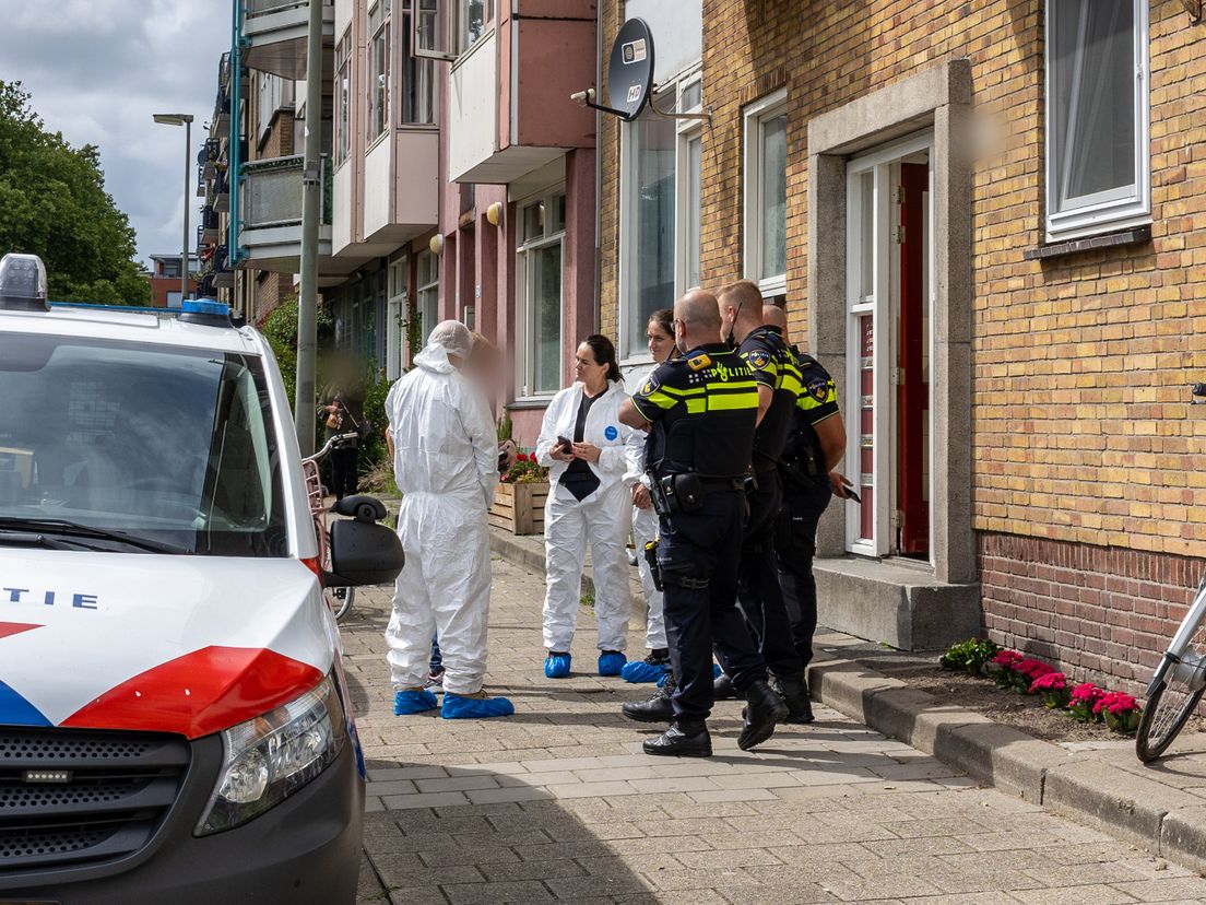 De politie doet uitgebreid onderzoek in de woning aan de Rotterdamsedijk in Schiedam.