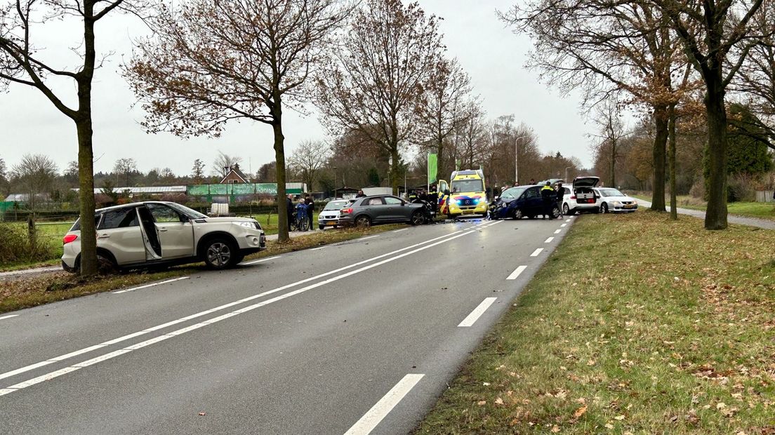 Ongeluk met drie auto's in Nijverdal