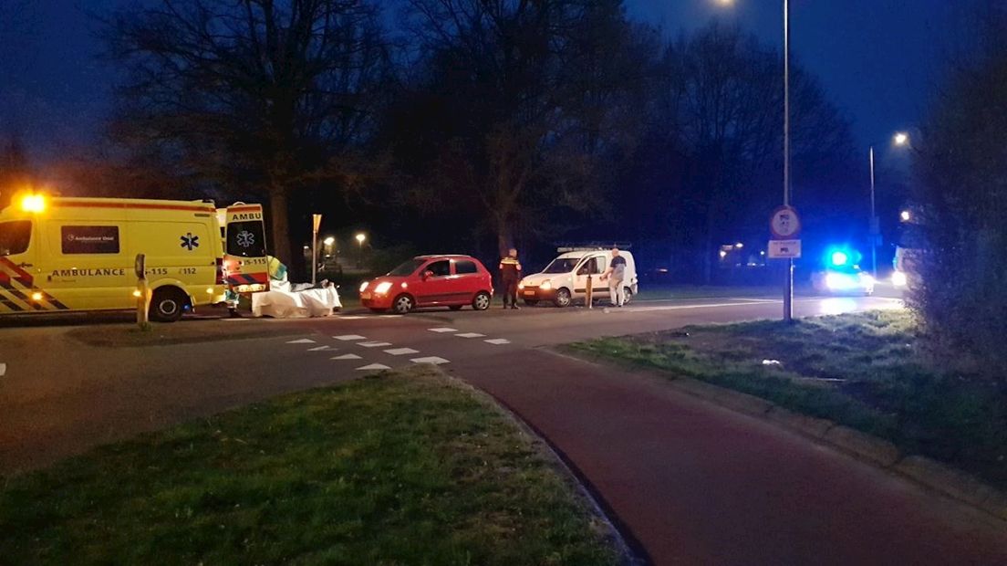 Vrouw met ambulance naar het ziekenhuis na botsing in Enschede