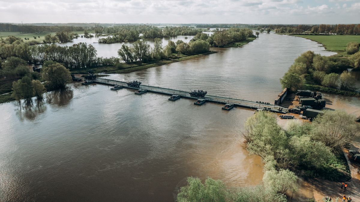 Militairen steken IJssel over voor grootste oefening sinds Koude Oorlog