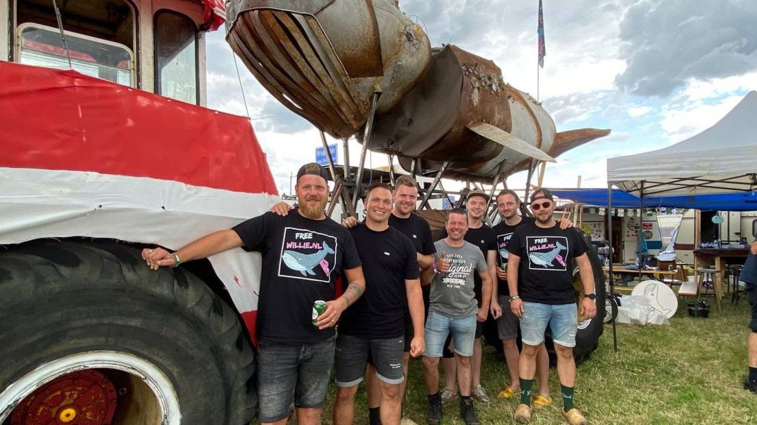 Een team crossers en hun wagen.