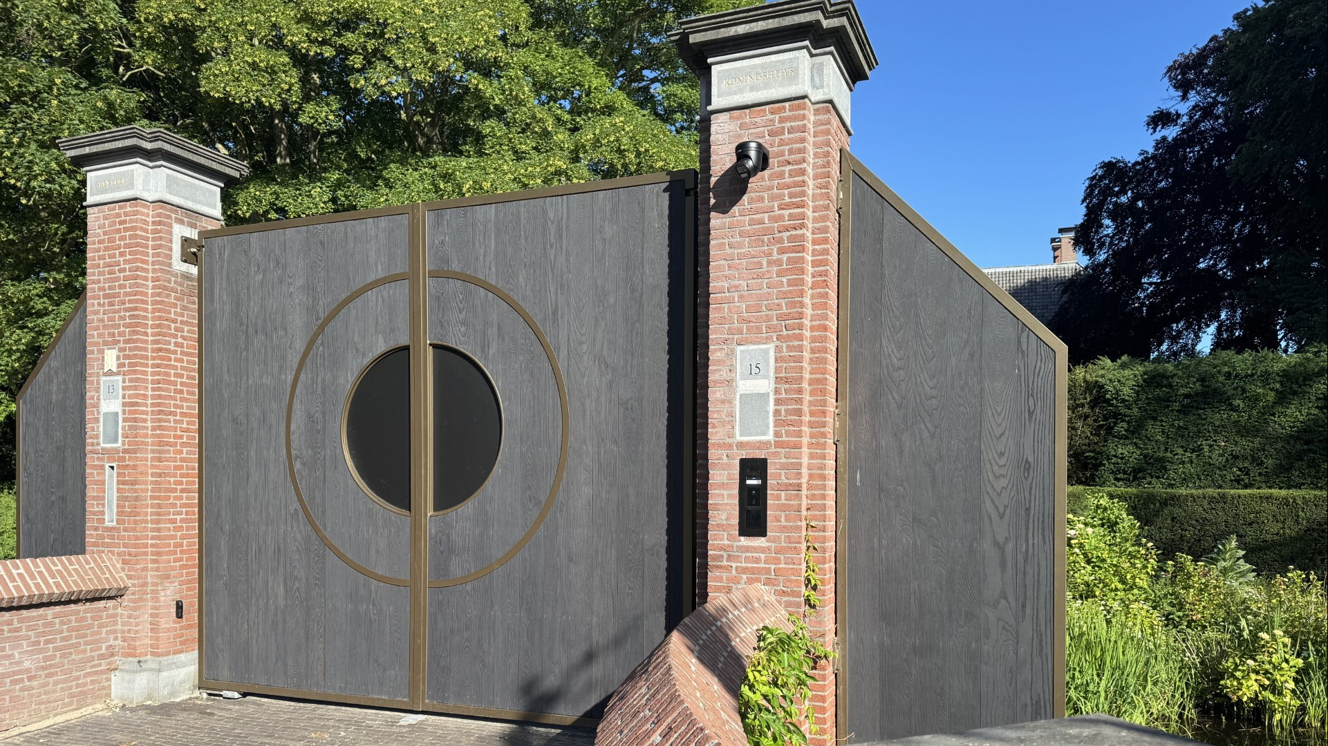 De monumentale villa gaat schuil achter de nieuwe poort