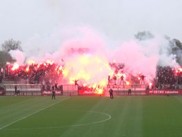 Supporters lieten met gezang en vuurwerk weten dat zij rekenen op een overwinning op de aartsrivaal.