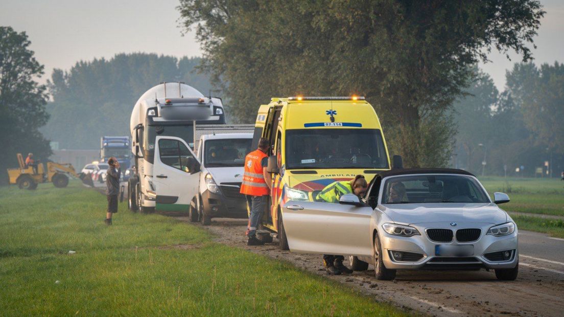 Bij de kettingbotsing waren drie auto's betrokken.