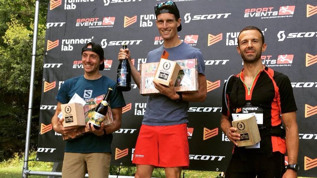Huub van Noorden op het hoogste treetje van het podium na de winst op de 50 kilometer