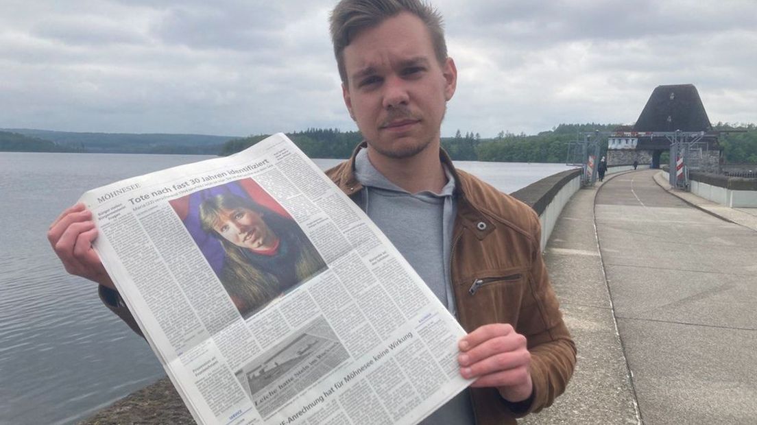 Journalist Daniel Schröder met de donderdageditie van de Soester Anzeiger. Die krant schreef al in 1994 over de vondst van een dode vrouw.