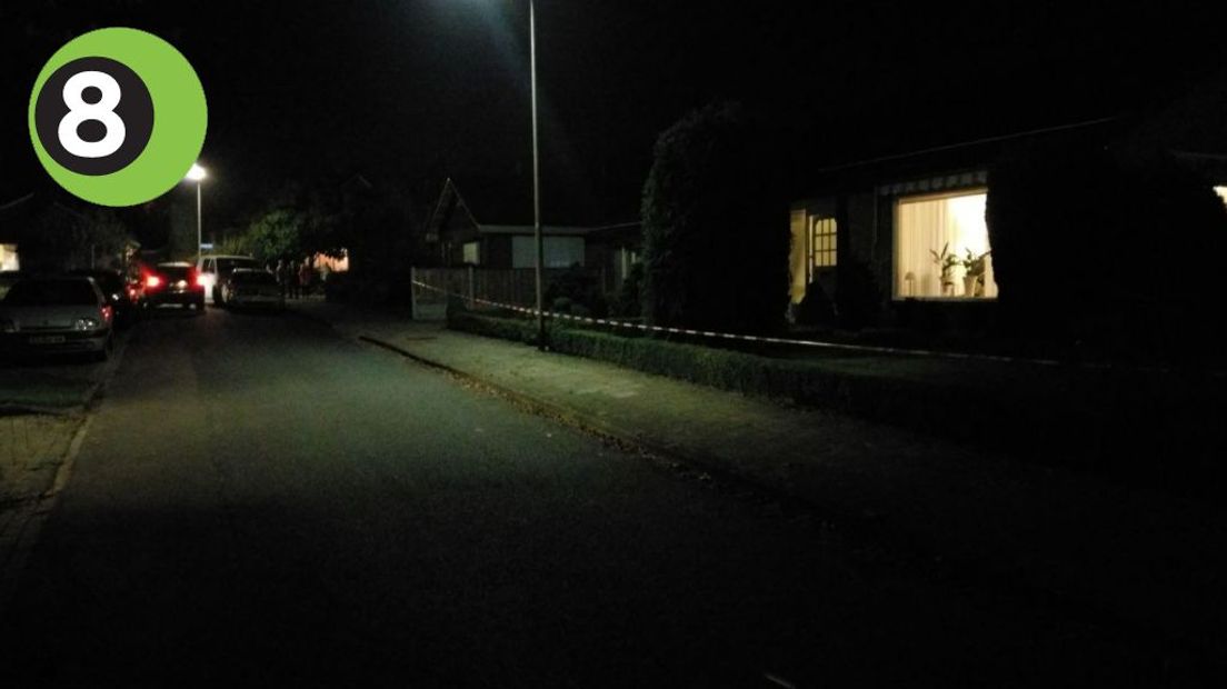 Een gewapende jongeman heeft maandagavond in Neede oudere mensen thuis overvallen. De dader dreigde met een vuurwapen en vroeg om geld.