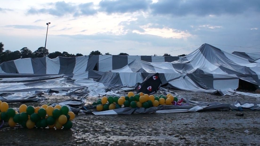 De ingestorte feesttent op het Dicky Woodstockfestival