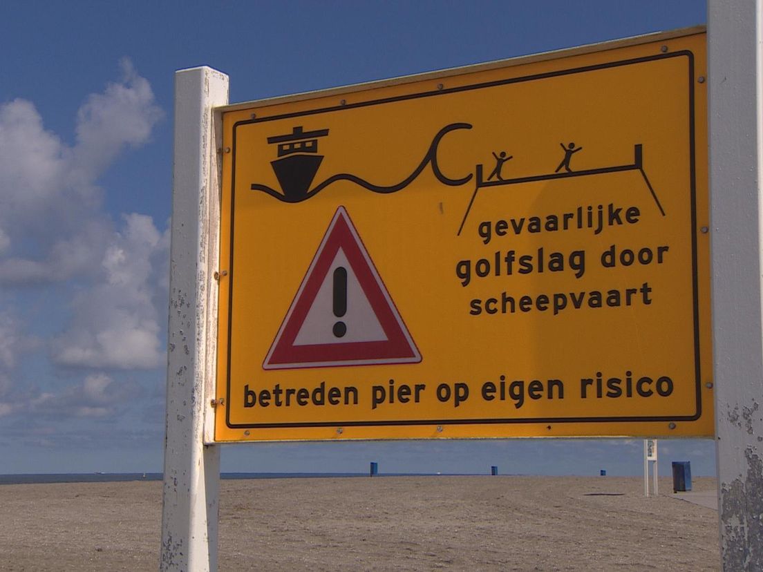 Het waarschuwingsbord op de pier van Hoek van Holland