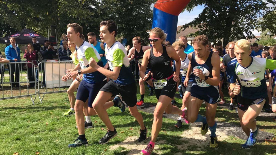 Deelnemers aan de start van de eerste editie van de 4 mijl van Assen (Rechten: RTV Drenthe/Myon Padding)