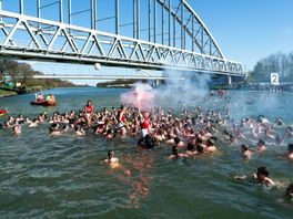 Bier, blote billen en topsport: Gertjan Bruins uit Assen wint met Laga prestigieuze Varsity-roeiwedstrijd
