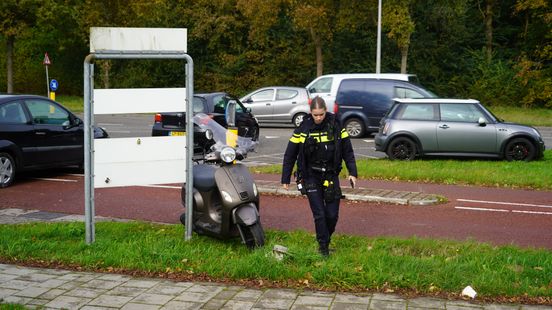 Gewonde bij botsing tussen auto en scooter in Zwolle. Gewonde bij botsing tussen auto en scooter in Zwolle.