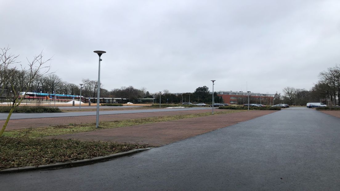 Het parkeerterrein in Zuidhorn waar de zonnecarport wordt aangelegd