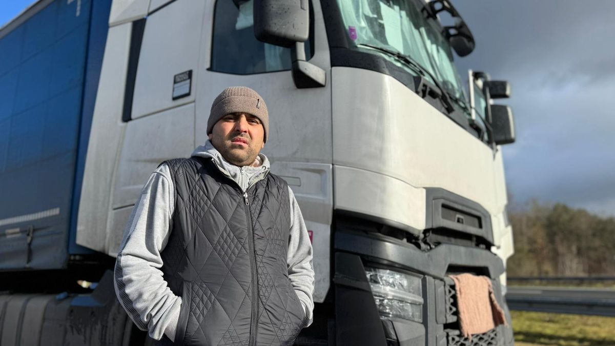 Loon gestopt, motor uitgezet: vrachtwagenchauffeur Muhammad staakt langs de A1