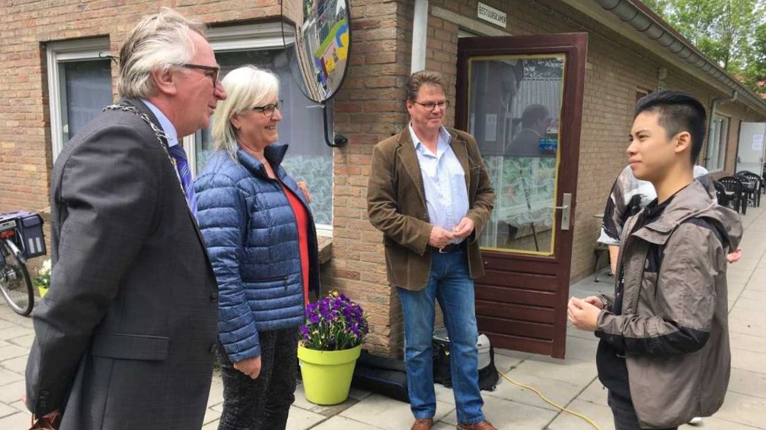 Het gedicht voor Tri Pham, dat de Wageningse burgemeester Geert van Rumund in 2016 voorlas tijdens een protestactie, is verwerkt in een monument in speeltuin Tuindorp in Wageningen. Het monument is zaterdagmiddag onthuld.