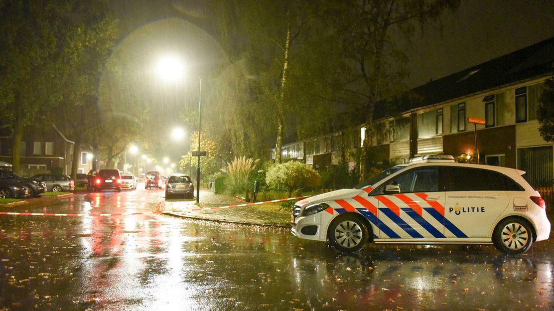 De politie deed vannacht onderzoek en zette de straat af.