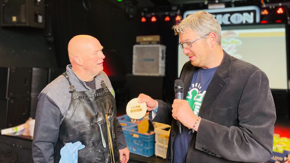 Tv-kok Pierre Wind overhandigt eerste Leyenburger aan wethouder Arjen Kapteijns