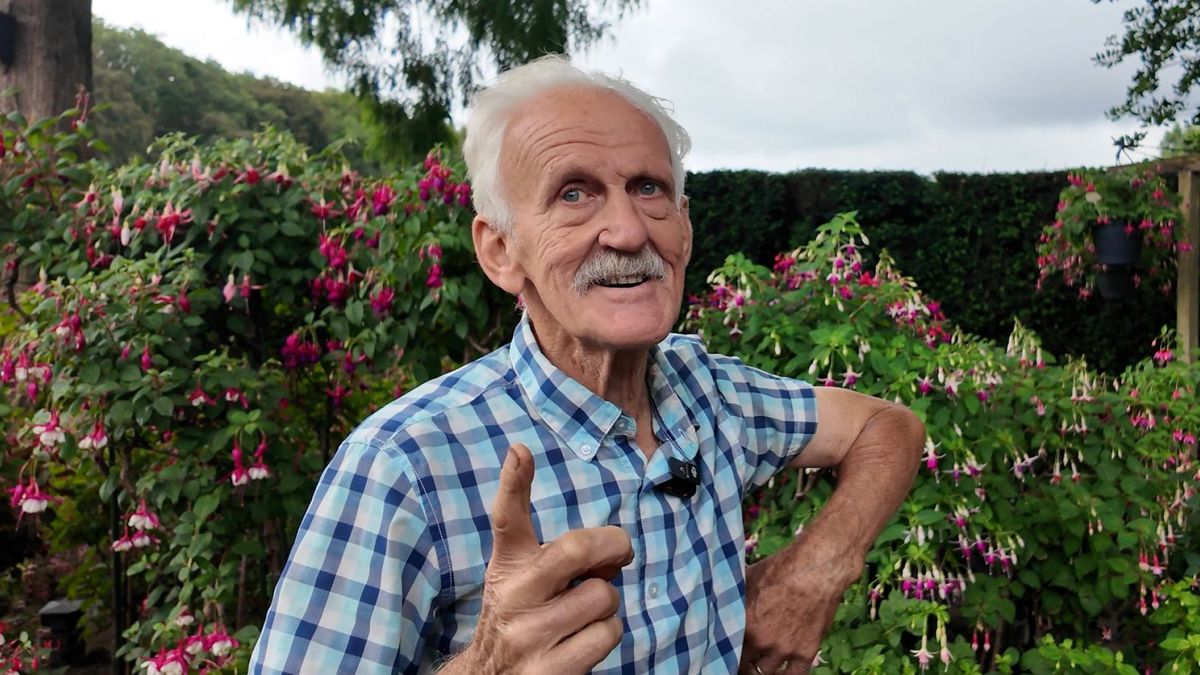 Wie bij Gert Jan (80) de tuin in loopt, belandt tussen meer dan duizend fuchsia’s