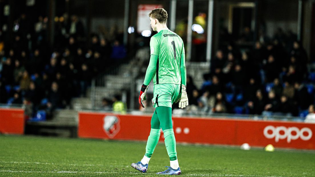 Dankzij een redding van Kevin Gadellaa gingen de Utrechters met een voorsprong de rust in.