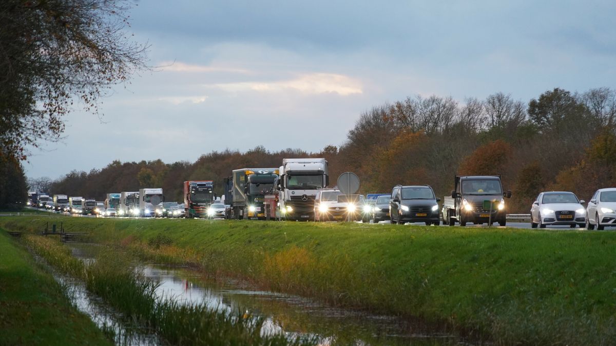 File op A28 bij de Wijk na botsing tussen busje en auto
