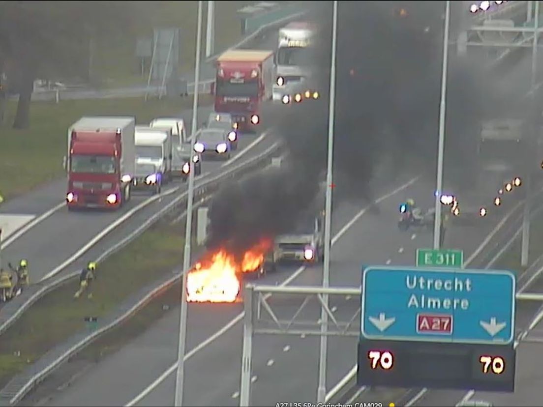 De A27 richting Breda afgesloten door autobrand