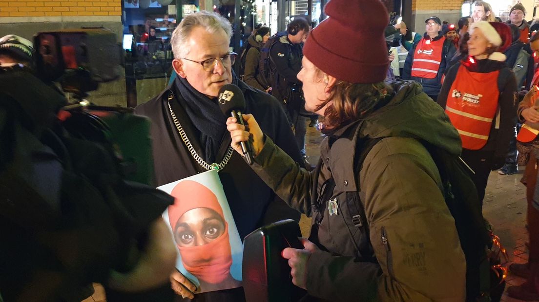 Burgemeester Koen Schuiling heet de 3FM-crew welkom in Stad