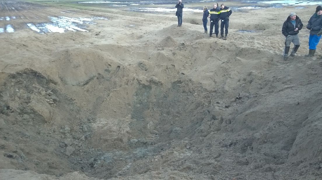 Een flink gat na de ontploffing (Rechten: RTV Drenthe / Frits Emmelkamp)