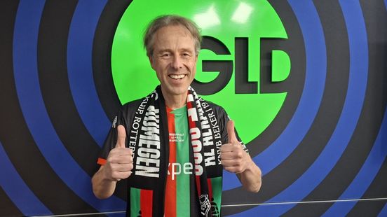 Duizenden NEC-fans zingen zondag het nummer van Michiel Kok