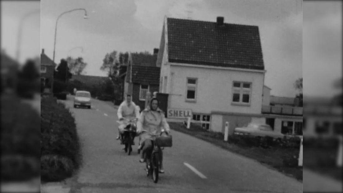 Op de brommer op de dijk