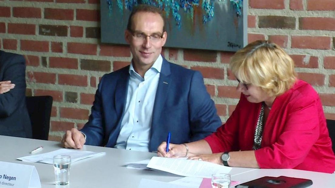 Burgemeester Raven tekent vergunning