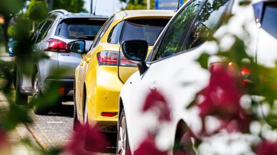 Parkeren op straat wordt flink goedkoper in woonwijk: 'Tijdelijk lapmiddel' Home
