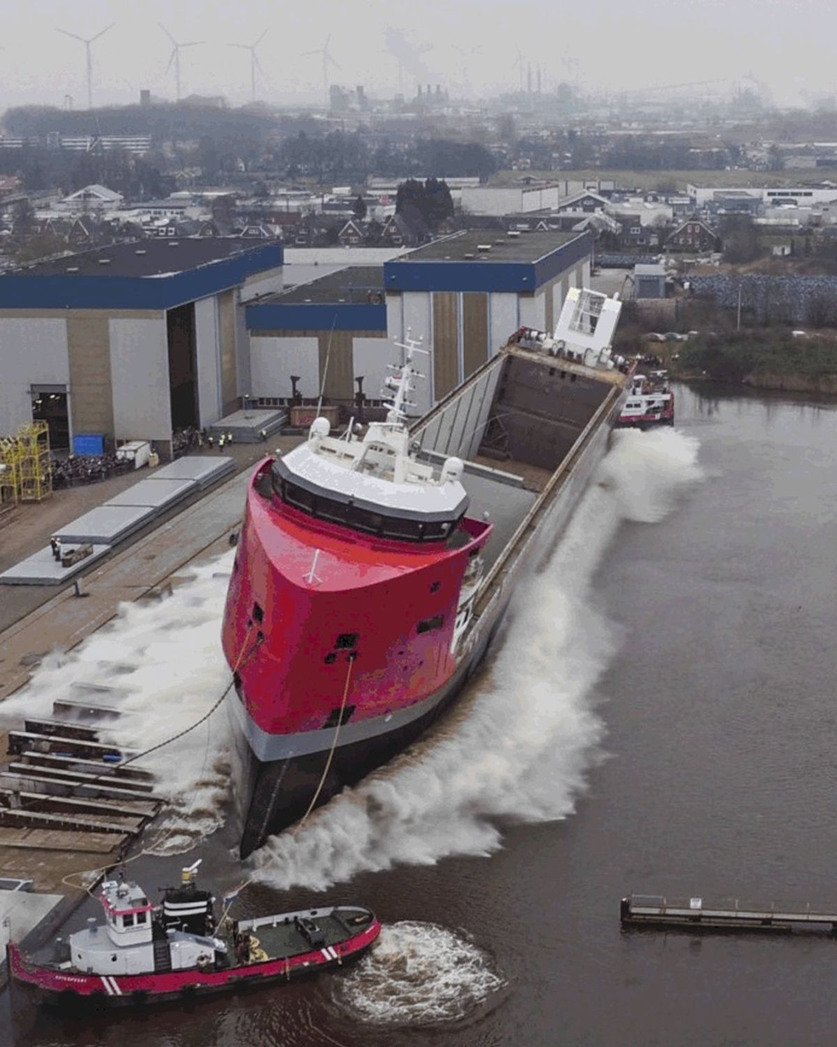 Schip van 150 meter gaat te water - RTV Noord