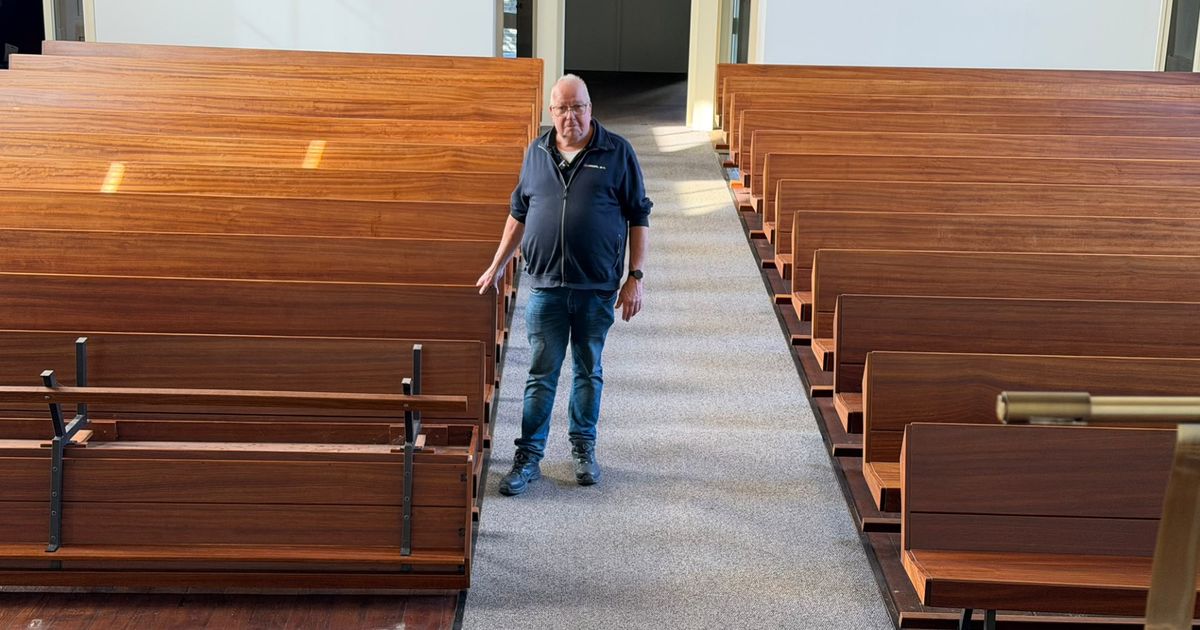 Arie doneert 25 kerkbanken aan Oekraïne: 'Blij dat ze nieuwe bestemming krijgen'