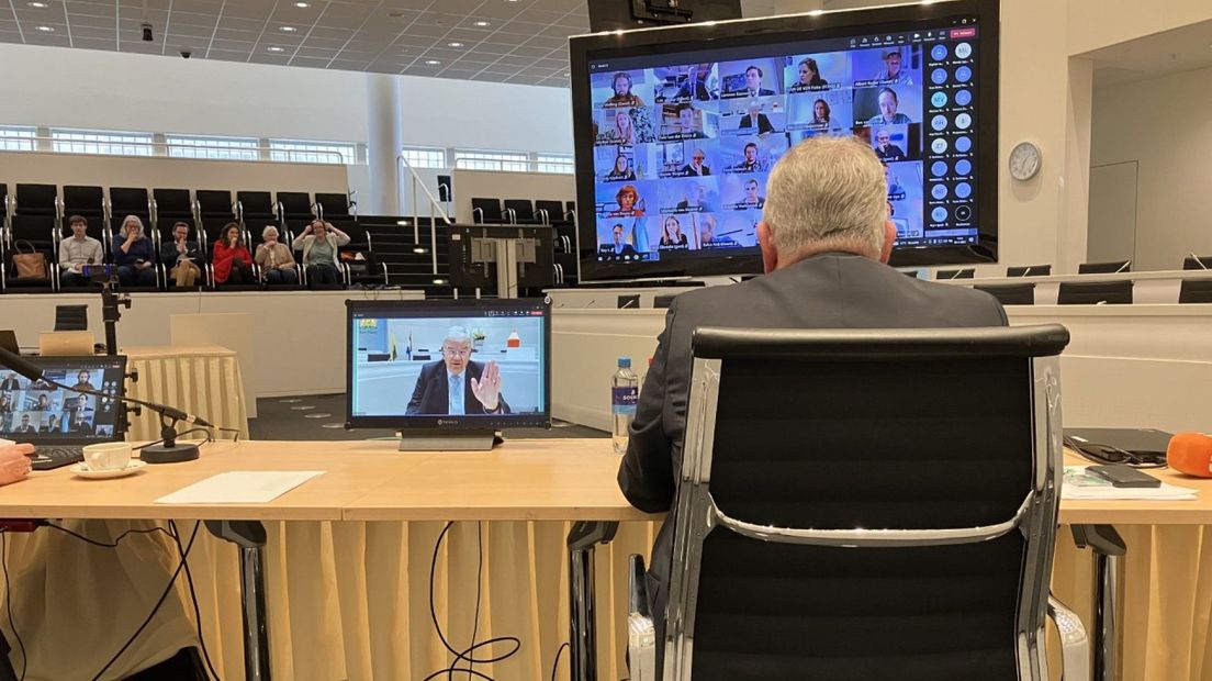 Jan van Zanen beëdigt de 25 leden van het kiescollege niet-ingezetenen