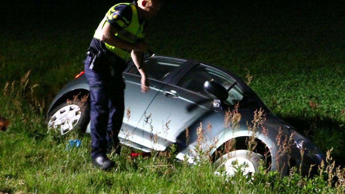 Auto in de sloot in Annerveenschekanaal