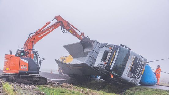 Bietenwagen gekanteld in Lauwerzijl • Code geel wegens dichte mist. Bietenwagen gekanteld in Lauwerzijl • Code geel wegens dichte mist.