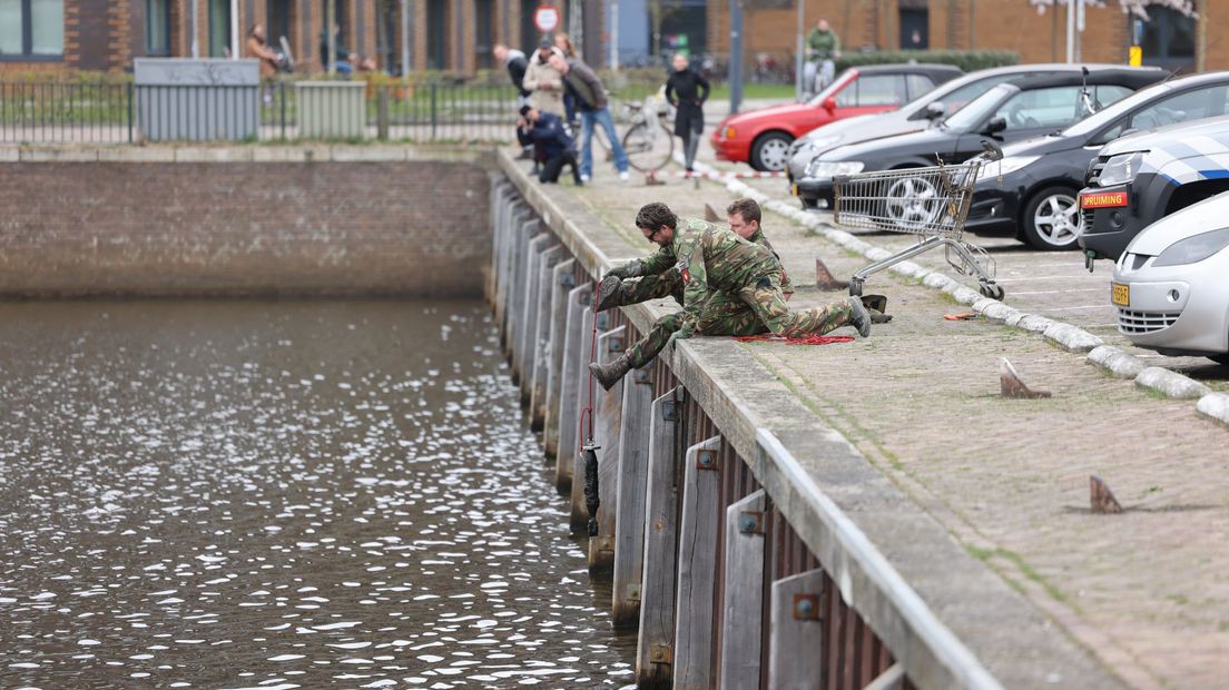 Magneetvissers vinden granaat in gracht Zwolle: EOD met spoed uitgerukt