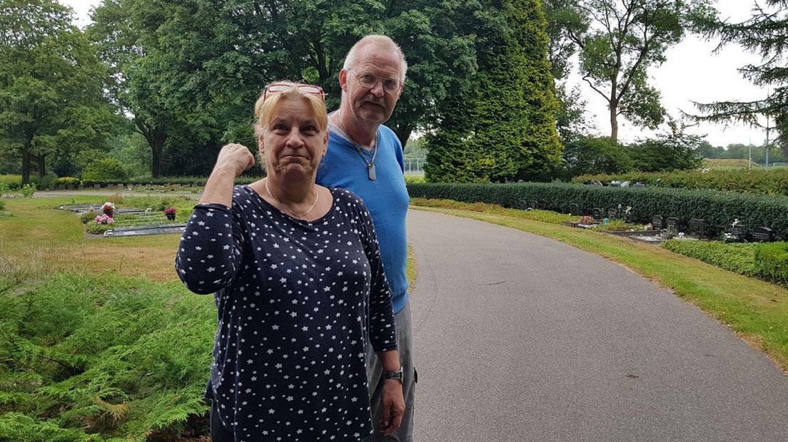 Gina Sanders en buurman Jan Damhof bij de kindergraven