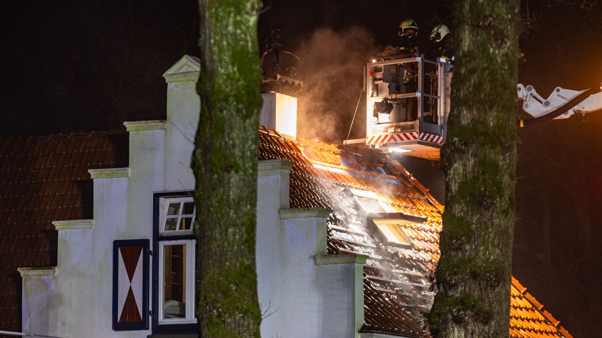 Veel schade door grote brand in monumentaal pand in Oranjewoud