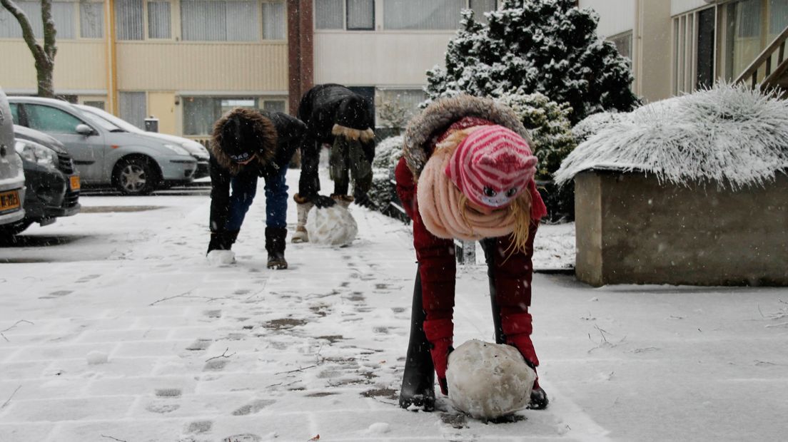 Ook in Klazienaveen wordt hard gewerkt aan sneeuwpop (Rechten:Martijn Huijgen)