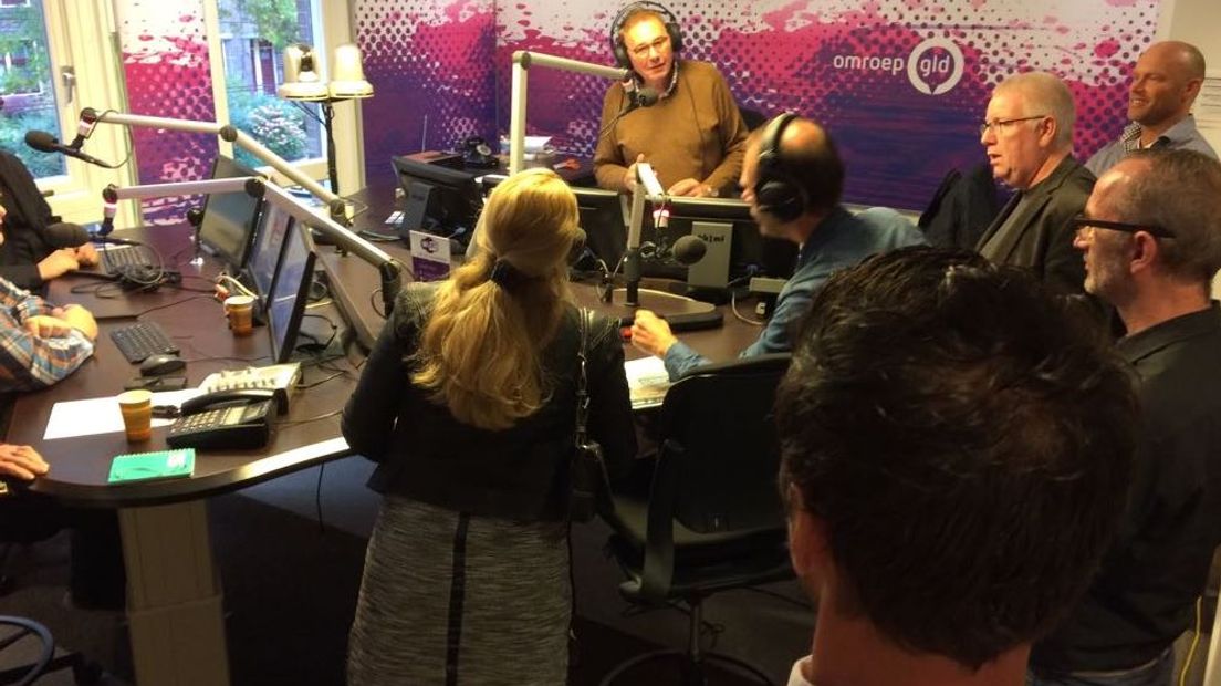 Medewerkers van lokale omroepen wonen de radio-uitzending van Jan de Hoop bij.